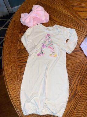 Newborn laughing giraffe monogram “A” gown(0-3) with pink hair bow